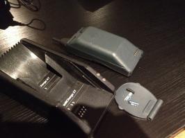 У меня все еще есть первая родительская мобила, купленная в 97-ом - motorola m70( фото не мое). С родным аккумом он имел вполне адекватные размеры( на втором фото), но держал мало, поэтому был куплен аккум увеличенной емкости, а это плюс несколько сантиметров к толщине аппарата.