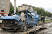 повезло водиле тазика.

Оба транспортных средства получили серьезные повреждения. С легкими травмами водитель ВАЗ был госпитализирован.