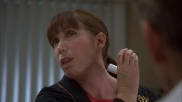 Вспомнил Хауса:
- Покажите как вы пользуетесь ингалятором
- Вы что, думаете, что я идиотка? Вот так...