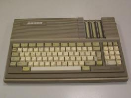 Это один из первых IBM/PC-совместимых персональных компьютеров "Поиск", производства СССР. Загрузка операционной системы производилась с магнитофона. На этом же компьютере мы впервые играли в игру "Prince of Persia"