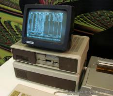 Это ЕС1840 - IBM/PC-совместимый компьютер, производства СССР. Загружался этот компьютер около 10 минут с дискеты 5,25". Компьютер обладал 640 кБайт основной оперативной памяти и 1024 кБайт расширенной оперативной памяти. Во многом, из-за этой первоначальной топологии многие годы необходимо было при расширении памяти и скорости поддерживать предыдущую микропроцессорную архитектуру.