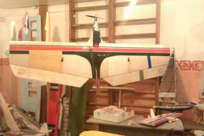 Раньше мы устраивали воздушные бои на моделях воздушного боя - "бойцовках", управление на основе кордов (металлических проволок). Двигатель работал на смеси эфира, керосина и касторового масла. В полете двое становились плечо к плечу и направляя кордами самолеты и пытались лопастями разрубить ленточки, закрепленные в хвосте каждого самолета.