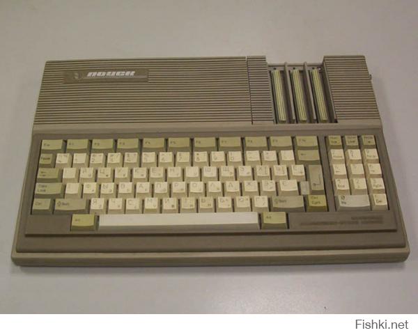 Это один из первых IBM/PC-совместимых персональных компьютеров "Поиск", производства СССР. Загрузка операционной системы производилась с магнитофона. На этом же компьютере мы впервые играли в игру "Prince of Persia"