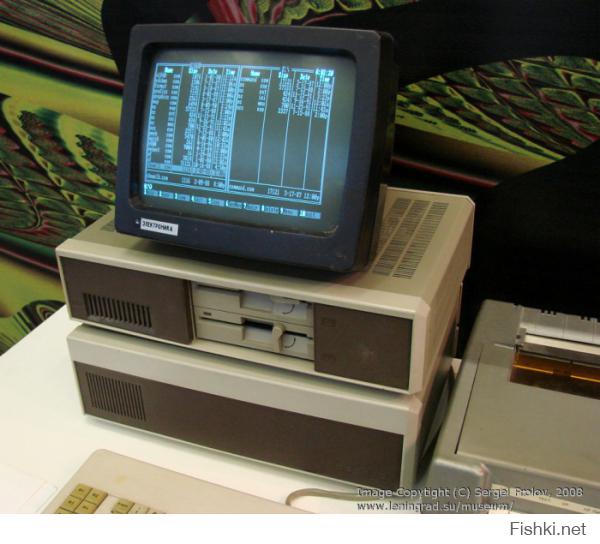 Это ЕС1840 - IBM/PC-совместимый компьютер, производства СССР. Загружался этот компьютер около 10 минут с дискеты 5,25". Компьютер обладал 640 кБайт основной оперативной памяти и 1024 кБайт расширенной оперативной памяти. Во многом, из-за этой первоначальной топологии многие годы необходимо было при расширении памяти и скорости поддерживать предыдущую микропроцессорную архитектуру.