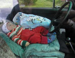 ТЕСТ на сонливость:

1) Останови машину в безопасном месте, лучше всего на стоянке или на заправке, под камерой (только не на обочине на трассе).
2) Закрой все двери на центральный замок, приоткрой на сантиметр окно (если теплое время года) или включи обогрев салона (комфортный, не холодный, в холодное время года)
3) Поставь будильник на 30 минут и сделай потише музыку
4) Откинь сиденье максимально назад
5) Поверни голову так, чтобы солнце/фонарь/блики прямо не светили в глаза
6) Закрой глаза и дыши ровно, считая от 100 до 1

Если ты уснул - УСНЕШЬ И ЗА РУЛЕМ.
ЛУЧШЕ ПОСПИ 20 минут, ведь скорую и ГАИ придется ждать гораздо дольше, а кусать будешь уже не губы и язык (чтобы не уснуть), а локти.