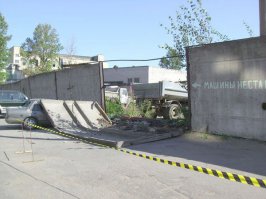 Там же было написано "Машины не ставить", а он поставил...