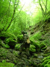 Автор, тебя прям бог послал. Моему другу 8 лет тому поставили диагноз: Грыжа межпозвоночных дисков.
Скину ему эту статью пусть почитает и поймет что я прав ))
А правда моя заключалась в том что нужно двигаться, а не вести себя как баба, ой спина болит я пойду полежу. Коню понятно что больно, бля, но надо же за себя бороться..
Кстати он пока копал (копарь он, ну и я тоже) со спиной было по легче ему. В общем ещё раз благодарю за статью. 
P.s. На фото ваш покорный слуга )) Всем мира и добра! Ну и движение это жизнь ))