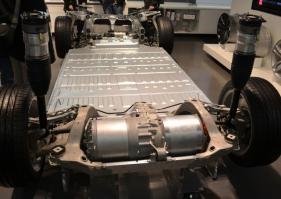 Вчера обсуждали дорогивизну аккумуляторов для Теслы, что сделало и авто явно не бюджетным, а сегодня прочел новость :
- Компания LG Chem работает над созданием аккумулятора для электромобилей, появление которого даст возможность экологически чистым транспортным средствам проехать на одной зарядке 320 км. Как сообщил глава LG Chem Прабхакар Патил, выход на рынки нового аккумулятора поможет снизить стоимость электромобилей до диапазона 30-35 тысяч долларов. 
Прочитано здесь  точка ru/9HbVY . Ну что, лед тронулся, господа присяжные заседатели?