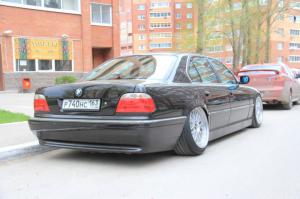 Вот еще над одной легендой немецкого автопрома поиздевались. Вдвойне печально на это смотреть, так как сам отъездил на 7-ой серии БМВ в общей сложности 12 лет. На мой взгляд - просто глумление над легендами.