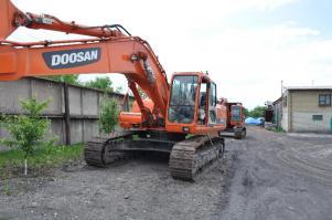 DAEWOO, если быть точным, строительную технику после продажи Daewoo Heavy Industries & Machinery корпорации DOOSAN не выпускает. С 2005 года. На переднем плане экскаватор 2010 г., на заднем - 2008 года. Уже ДУСАНы.