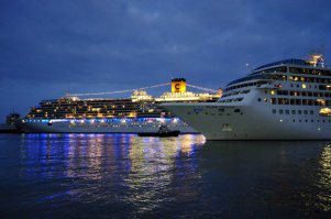 Это, конечно, не Венеция, но все же... Ялта, октябрь 2013 года. "Costa Deliziosa", длина 294 метра, ширина 32 метра. Фото мои.