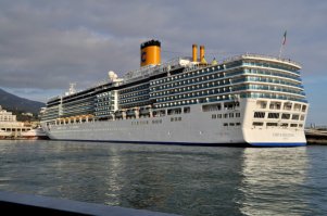 Это, конечно, не Венеция, но все же... Ялта, октябрь 2013 года. "Costa Deliziosa", длина 294 метра, ширина 32 метра. Фото мои.