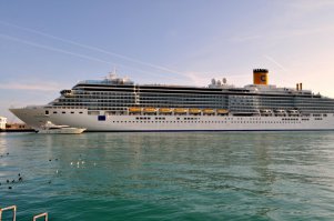 Это, конечно, не Венеция, но все же... Ялта, октябрь 2013 года. "Costa Deliziosa", длина 294 метра, ширина 32 метра. Фото мои.