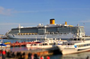 Это, конечно, не Венеция, но все же... Ялта, октябрь 2013 года. "Costa Deliziosa", длина 294 метра, ширина 32 метра. Фото мои.