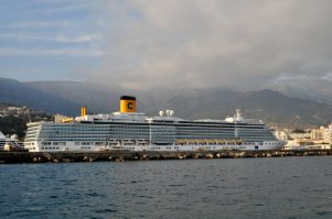 Это, конечно, не Венеция, но все же... Ялта, октябрь 2013 года. "Costa Deliziosa", длина 294 метра, ширина 32 метра. Фото мои.