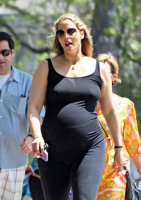 Ты выложил не лучшее её фото сразу после беременности.
До



После