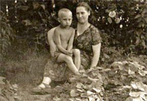 Путин с мамой Марией Ивановной Шеломовой, 6 лет :)