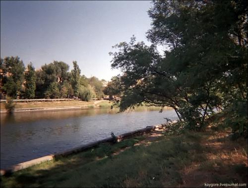 Красиво...Лодки в реке мне напоминают мой город Астрахань. река Кутум купеческого времени. ну и для сравнения) 90годов и настоящее время))