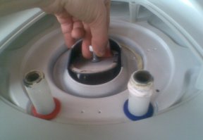 В армии перестроили казарму, повесили бойлер в душевую, так вот, кто первый мылся того пощипало током, сняли его, а нагревательный элемент не смогли вытащить, ковыряли отверткой били молотком, ну короче изгалялись, но сделать не сделали,я  приболел и остался в казарме, старшина говорит попробуй вынуть элемент, я вынул его за минуту нажав большим пальцем, но ценой своего ногтя)))... так вот это фото мне напомнило боль)).