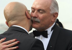 По-любому идея Бондрачука и Мигалкова, к сожалению, разучились эти "братцы" кино снимать, вот и не знают, как и за счет чего еще им поднять посещаемость в кинотеатрах на их "творения", ведь последние выпущенные ими фильмы по большому счету провалились в прокате. Я против мата в кино, т.к. наш язык - один из самых красивейших по звучанию языков мира, и мне кажется, что в настоящем, хорошем и качественном кино мата быть не должно, там все зависит от талантливых актеров, не менее талантливых режиссера и сценариста.