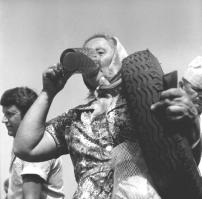 Бабуля бунтарь! Одной рукой держит кружку, другой показывает фак