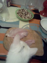 а еще она очень вкусно готовит курицу =)))