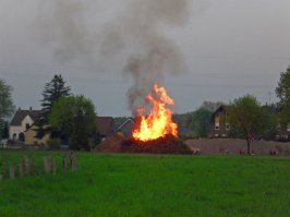 Вот у нас в прошлом году был пасхальный костёр (в этом году не получилось посетить). Его заранее готовят, вокруг ставятся палатки с едой и пивом, собирается вся округа. Очень милая традиция, на которой люди в приятной атмосфере общаются собравшись у костра почти всю ночь, и тепло и светло и и настроение у всех хорошее. :)