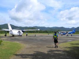 аэропорт на Филиппинах, Эль Нидо, гравийное поле, впереди взлётки гора, взлетая самолёт сразу поворачивает, ощущения кирпичные))