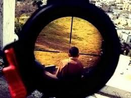 Был бы мастер фотошопа, пририсовал бы пистолет в руку)) ну или на худой конец в снайперскую оптику чувака поместил бы, но увы, ручки не под то заточены =)