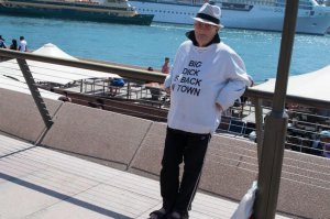 Фотка сделана у нас в Сиднее. Мужичок стоит лицом к Опера Хаус!