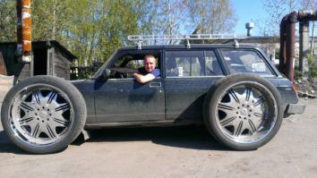 Интересно, как на этой штуке можно не то, что развернуться, хотя бы повернуть? Тут радиус поворота наверное как у электрички.