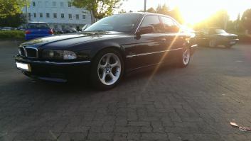 750, 5,4л, 12 цилиндровая. 97г. Кожа, электр. стеклоподъемники, сидения (+ память на 3 или 4 водителя). Был всего 1 хозяин, очень любил, все проходил вовремя, все ремонты и осмотры осуществлялись на родном БМВ. Машина в идеальном сост. После покупки из ремонта только свечи поменяли.
Купили около полугода назад, еще не оформляли. Потому что для мужа это именно "игрушка для души" (для повседневной жизни кушает все же многовато). Вкинул еще пару тыщ. на тюнинг (выхлопную поменял, руль перешил, еще что-то там). Да он ее моет чаще, чем нашу повседневную. Я относилась к ней скептически, потому что (лично для меня) это корабль, место для парковки найти проблематично, да и мне с такими габаритами тяжеловато. Но когда за рулем мужчина, а особенно по автобану--это реально классно:)