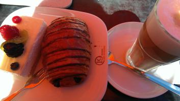 Я проживаю в Германии и у нас в булочных (а их делаю под кафе) отличные десерты делают, многие хозяйки могут позавидовать. А еще есть голландкая Гурме, где делают просто божественные десерты их свежих ягод, фруктов, молочки. Все по строгой рецептуре. 
А есть быть банальной, то в моем детсвве вместо соски вообще хлеб в марлечке с сахаром давали. У меня идеальные зубы и отличный желудок