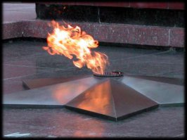 Да чего уж там.
Куда б ни шёл, ни ехал ты,
Но здесь остановись,
Могиле этой дорогой
Всем сердцем поклонись.
Кто б ни был ты — рыбак,
шахтёр,
Учёный иль пастух, —
Навек запомни: здесь лежит
Твой самый лучший друг.
И для тебя, и для меня
Он сделал все, что мог:
Себя в бою не пожалел,
А Родину сберёг.
(М. Исаковский)
"Будем жить..." (с)