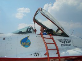 "большой русский истрибитель" это видимо МиГ-29, на самом деле он довольно маленький. Вот к пример я сижу в кабине, размеры можно оценить сразу, Су-27 раза в два больше на самом деле.