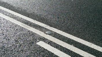 А в Англии просто в разметку вставляют светильники и не парятся с флюорисцирующей краской. Я вот только не знаю как именно к ним питание подаётся, но то что это не катафоты знаю точно.