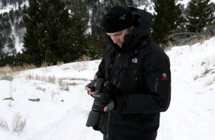 Автор фотографий - Джонатан Гриффитс.
Судя по характерным перспективным искажениям, часть фотографий действительно сделана короткофокусным "портретником" с малого расстояния.
Но и телевик не простаивал...