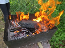 На фотографии - алюминиево-кремниевый сплав. Сковороды обычно делают из сплавов АК7П, АК9П или АК12П. "П" - пищевой, цифра это содержание кремния в сплаве. Такие сковороды чистятся раствором силикатного клея и соды: слабые щёлочи подтравливают алюминий и корка отстаёт. Главное не переборщить, иначе появятся раковины.

А чугун чистится так (фото2014 года):