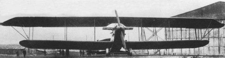 Люди стоят за самолётом, это скрадывает размеры. Вот на этом фото они стоят точно под крылом:
(колёса самолёта по плечо человеку среднего роста)