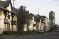 Я тебе скажу почему.
Потому, что Евросоюз выделяет на это деньги. В замен, Евросоюз потребовал уничтожения своей промышленности и сельского хозяйства. 
В этом городе живет много студентов. Это город университетов. Так же это родной город бывшего премьер министра Андруса Ансипа (ярого фашиста) и еще многих политиков. Они так сказать облагородили его. 
Хочу заметить, люди там живут бедно. То, что город красивый и чистый, это не значит, что живут там хорошо.
Ты почему то не говоришь о таких городах как Нарва, Кохтла-Ярве, Локса и так далее...