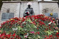 Было дело в Таллине, этому парню толпа орала, Давааай, бегиии... ай молодца )) ох и устроили русские атя-тя, ох и погромили город. Кстати, после переноса памятника, на 9 мая к нему не подойти и Алёшка утопает в цветах. Этот перенос только сплотил всех русских в Эстонии и показал истинное отношение государства к русскоязычному населению, которых ни много ни мало 30%.