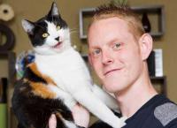 Шах и Мат.



Редкое в природе явление – трехцветный кот был найден в Великобритании.

Как сообщили корреспондентам WellNews.ru, Джейк, так зовут кота, который даже и усом не повел после признания его диковинкой в мире животных, прекрасно живет у 22-летнего Ричарда Смита. К слову, Ричард также не знал, что его любимец какой-то особенный. Купив его за двадцать фунтов стерлингов, Смит не думал, что это будет «звездный кот», которого узнает вся Британия, а ветеринары только удивленно разведут руками. Последние, как раз и посвятили Ричарда в то, что такие, как его Джейк, рождаются раз на четыреста тысяч случаев.

В основном, трехцветными бывают только особи женского пола, то есть кошечки. «Черепаховый окрас» сделал его не просто интересным для своего владельца, но и для научных ветеринарных целей. Правда открылась во время обычного обследования, на которое Ричард понес своего кота. Оказалось у Джейка произошла некоторая мутация в ДНК, и вместо одной икс-хромосомы, как бывает обычно у котов, у него присутствуют, вероятно, иные гены. «Особенный» кот живет обычной котячей жизнью, а его уникальность никак не сказывается на его состоянии здоровья или привычках.