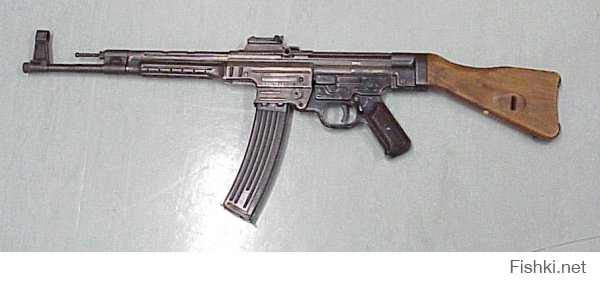 STG-44 
Разработан в 1943 году.


АК-47
Разработан в 1947 году.