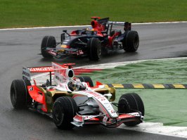 монца 2014, 2008, 2004, 2002

насколько больше площадь переднего крыла.

использовать всего один держатель переднего антикрыла невозможно - момент слишком большой.