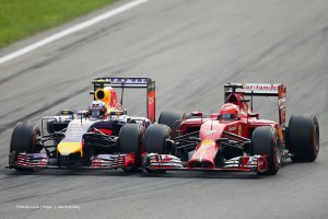 монца 2014, 2008, 2004, 2002

насколько больше площадь переднего крыла.

использовать всего один держатель переднего антикрыла невозможно - момент слишком большой.