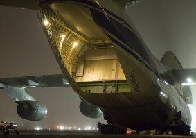 Мда, ну как можно рассуждать об модернизации не зная ничего про самолет?

Руслан Ан-124
имеет:
подъемный нос - основной метод погрузки
Рампу в хвосте - дополнительный

Ан-225 рампы не имеет