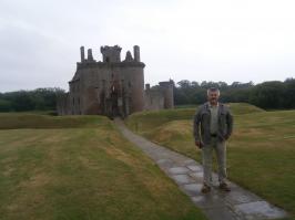 Замок Керлаверок.
Замок Керлаверок — англ. Caerlaverock (Гнездо жаворонка) — находится в области Дамфрис и Галлоуэй на юго-западе Шотландии.
Единственный в Шотландии и один из немногих в мире треугольный замок. Всего замков в Шотландии более 3000. Удалось объехать пока только 5.