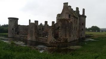 Замок Керлаверок.
Замок Керлаверок — англ. Caerlaverock (Гнездо жаворонка) — находится в области Дамфрис и Галлоуэй на юго-западе Шотландии.
Единственный в Шотландии и один из немногих в мире треугольный замок. Всего замков в Шотландии более 3000. Удалось объехать пока только 5.
