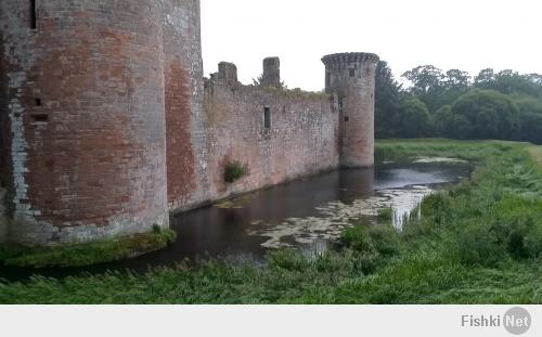 Замок Керлаверок.
Замок Керлаверок — англ. Caerlaverock (Гнездо жаворонка) — находится в области Дамфрис и Галлоуэй на юго-западе Шотландии.
Единственный в Шотландии и один из немногих в мире треугольный замок. Всего замков в Шотландии более 3000. Удалось объехать пока только 5.