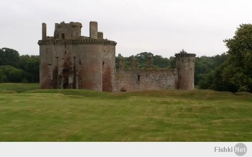 Замок Керлаверок.
Замок Керлаверок — англ. Caerlaverock (Гнездо жаворонка) — находится в области Дамфрис и Галлоуэй на юго-западе Шотландии.
Единственный в Шотландии и один из немногих в мире треугольный замок. Всего замков в Шотландии более 3000. Удалось объехать пока только 5.